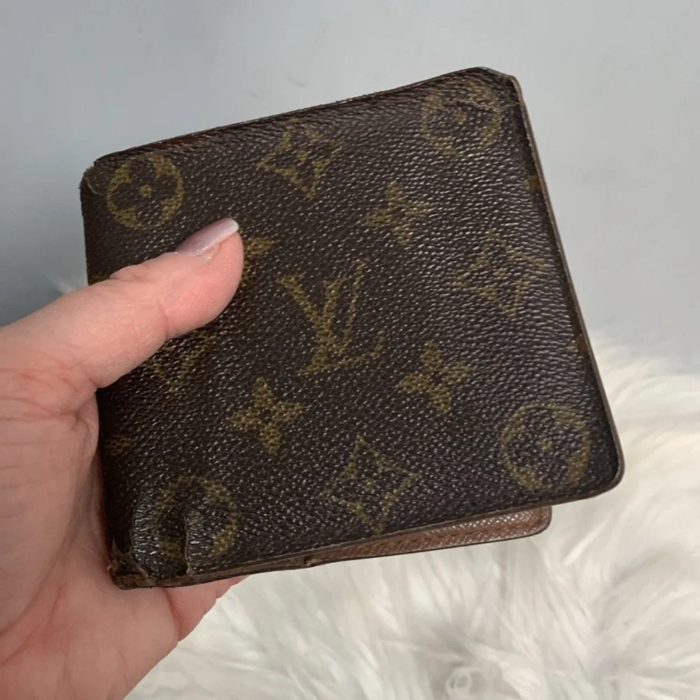 Authentic Louis Vuitton men’s bilfold monogram wallet